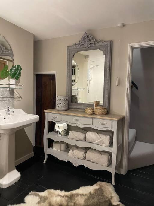 Entire Georgian Luxury Home - 3 Storey- High St Henley-In-Arden -Two Bedrooms-Sleeps 4 Extérieur photo
